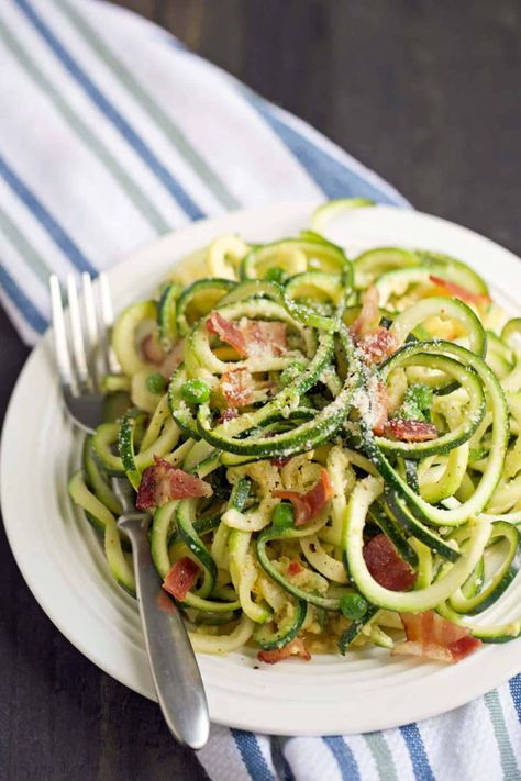 Zoodles Carbonara Pasta (Gluten Free): This Zoodles Carbonara pasta recipe is gluten free, low carb, keto friendly optional and can be ready in under 30 minutes! Zoodle Carbonara, Carb Free Pasta, Gluten Free Italian Recipes, Zucchini Carbonara, Pasta Carbonara Recipe, Zucchini Noodle, Zoodle Recipes, Carbonara Recipe, Pasta Carbonara