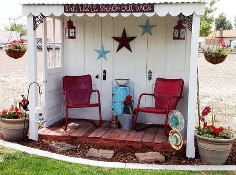 Free Standing Porch using Old Doors...love this! Garden Sitting Areas, Recycled Door, Shed Makeover, Door Projects, Backyard Storage Sheds, Backyard Seating Area, Backyard Storage, Backyard Seating, Vintage Doors