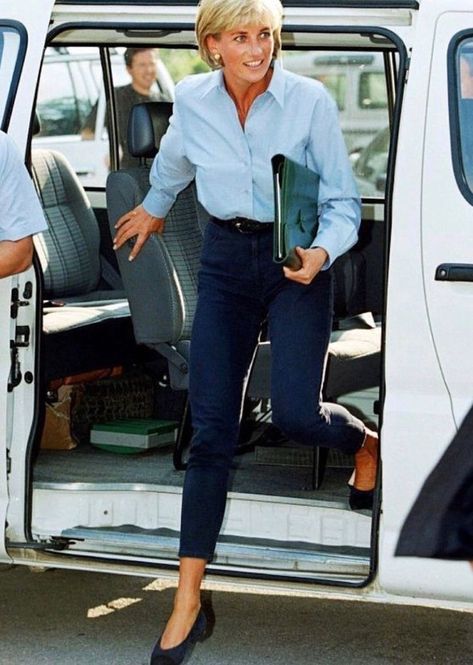 Princess Diana in a light blue Oxford shirt and jeans. #princessdiana #classicstyle Oxford Shirt Women Outfit, Light Blue Shirts Women, Light Blue Shirt Outfit, Oxford Shirt Outfit, Oxford Shirt Women, Outfits Con Camisa, Blue Oxford Shirt, Blue Shirt Women, Oxford Shirts