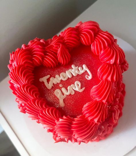 This red cake was so fun! I absolutely love a freestyle and love doing these little hearts on the side.❤️ this is a 4 inch strawberry cake with strawberry and glaze filling.🤌🏼 Cake With Strawberry, Red Cake, Strawberry Cakes, Strawberry Cake, On The Side, Love A, A 4, 4 Inch, Glaze