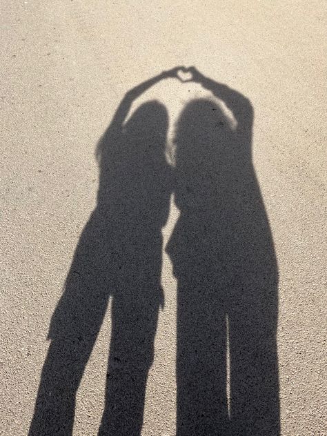 shadow friendship pic, heart Two Friends Shadow Pic, Asthetic Picture Friendship, Vision Board Pics Friendship, Asthetic Besties Pic, Bestie Drawings Aesthetic, Asthetic Pic With Bestie, Friendship Asthetic Pics, Friendships Vision Board, Long Distance Friendship Pics