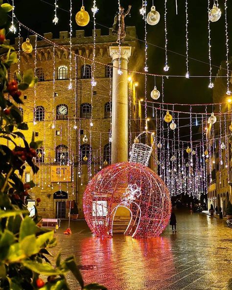 Visit Florence, Urban Oasis, Florence Italy, Amazing Places, Crete, Yule, City Lights, Beautiful World, Christmas Lights