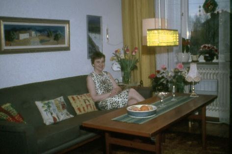 45 Vintage Photos Show What Living Rooms Looked Like in the 1960s ~ Vintage Everyday 1960s Living Room, 1960 Furniture, 1960s Interior, Midcentury Living, 1960s Aesthetic, 50s House, Casual Family Rooms, Mid Century Living Room, Power Colors