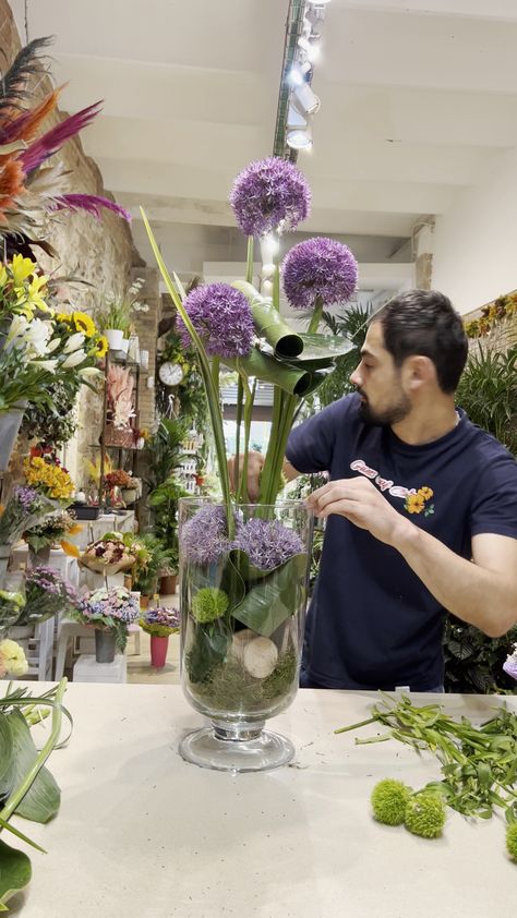 Alliums boast beauty in both flowers and leaves 💜💞💜 | flower, vase, Allium, bouquet | The sparkler heads of alliums look so glam in a vase! They will look good for up to 2 weeks without rearranging. To minimise the oniony smell, change the... | By Master Florist Allium Flowers Arrangement, Allium Bouquet, Vase Bouquet, Leaf Vase, Art 2023, Center Pieces, Leaf Flowers, Flower Vase, Flowers And Leaves