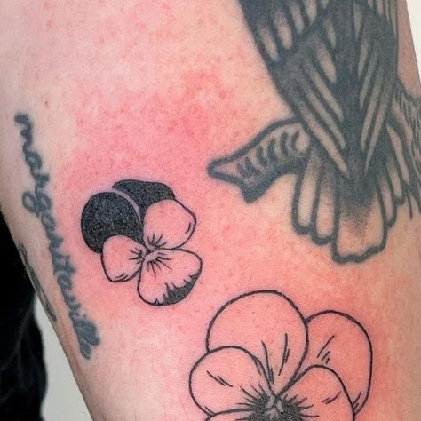 American Traditional Pansy Tattoo, Tattoo Rings, Pansy Tattoo, Female Tattoo Artists, Ring Tattoos, Botanical Tattoo, Learn Art, American Traditional, Piercing Tattoo