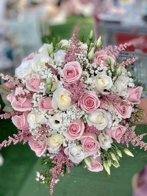 Quince Bouquet Natural, Natural Ramo For Quince, Light Pink Quince Ramo, Ramo Natural Quinceanera Pink, Pink And Gold Flower Arrangements, Quince Ramos Natural, Elegant Wedding Bouquets Romantic, Quinceanera Bouquet Pink, Wedding Bouquets With Pink