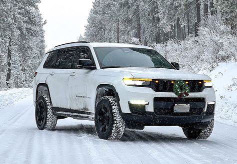 White Jeep Grand Cherokee, Jeep Cherokee Interior, Grand Cherokee Lifted, Jeep Ideas, Lifted Jeep, Rock Sliders, Steel Accessories, Air Ride, Jeep Cars