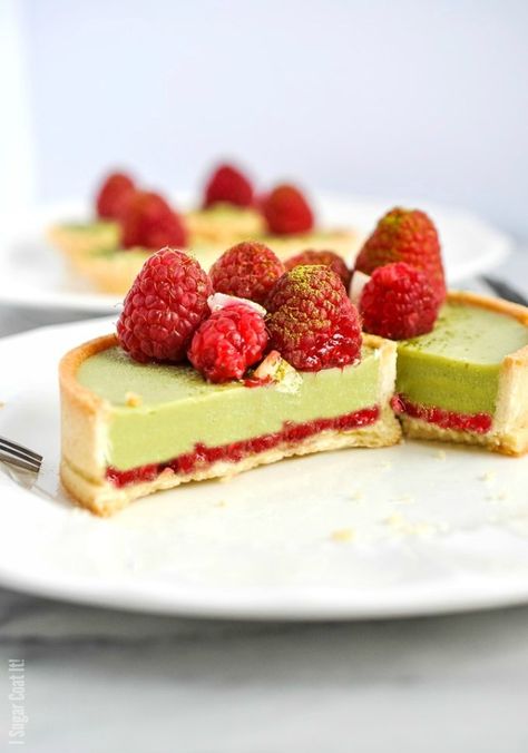 A delightful Coconut Matcha Ganache Tart with layers of silky green tea coconut ganache, raspberries and toasted coconut in a homemade sweet pastry. Matcha Ganache, Coconut Ganache, Tart Chocolate, Coconut Matcha, Ganache Tart, Matcha Green Tea Recipes, Alcoholic Desserts, Sweet Pies, Sweet Pastry