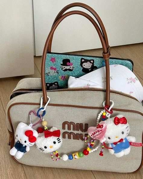 Bag With Accessories, Bags With Keychain Aesthetic, Keychains On Bag, Keychain Bag Aesthetic, Girly Stuff Aesthetic, Cute Bags Aesthetic, Bag Keychain Aesthetic, Bag Charms Aesthetic, Cute Bag Charms