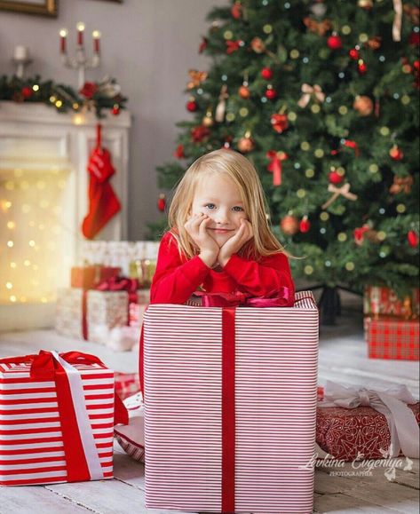 Christmas Photoshoot Kids, Fun Christmas Photos, Diy Christmas Photoshoot, Santa Jokes, Family Christmas Pictures Outfits, Christmas Shots, Christmas Pictures Outfits, Christmas Baby Pictures, Christmas Family Photoshoot