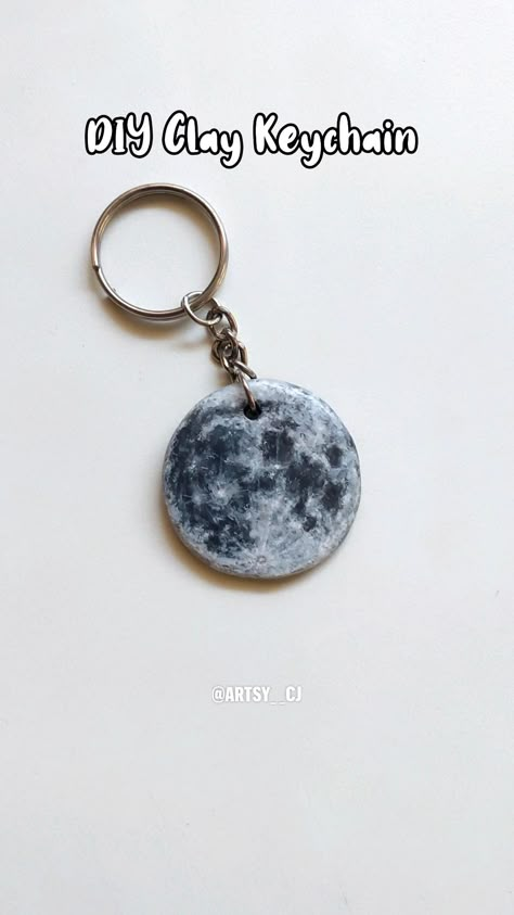 Cute DIY Moon Keychain 🌕✨#clay #diy #moon Diy Clay Keychain, Origami Maple Leaf, How To Make Keychains, Keychain Clay, Moon Keychain, Arte Zombie, Diy Moon, Cute Origami, Clay Keychain