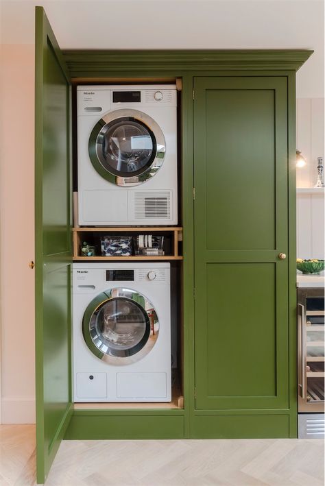 Bright Utility Room, Pink And Green Laundry Room, Pink Utility Room, Pink And Green Kitchen Ideas, Green Utility Room, Green Pink Kitchen, Bright Green Kitchen, Pink Green Kitchen, Pink And Green Kitchen