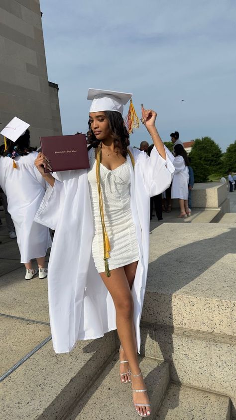 Short Hair Graduation Picture, Hair For Graduation Cap, Graduation Dresses Black Women, Hair For Graduation, Future Pictures, Graduation Dresses White, Graduation Hairstyles With Cap, Graduation Outfit Ideas, Graduation Hair