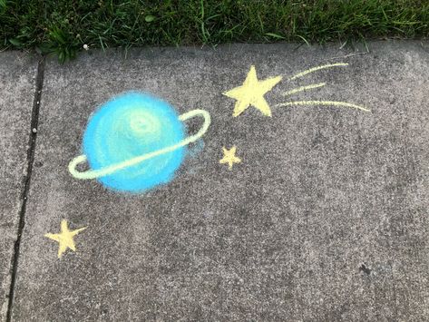 Easy Chalk Art, Easy Chalk Drawings, Chalk Wall Art, Chalk Art Ideas, Street Chalk Art, Fun Chalk Art, Arts And Crafts Ideas, Chalk Pastel Art, Chalk Design