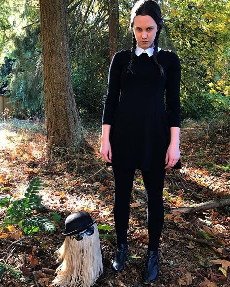 Dog as Cousin It Family Dog Costumes, Halloween Costumes Adams Family, Adams Family Costume, Dog Halloween Outfits, Cousin It, Addams Family Costumes, Matching Halloween Costumes, Diy Dog Costumes, Matching Costumes