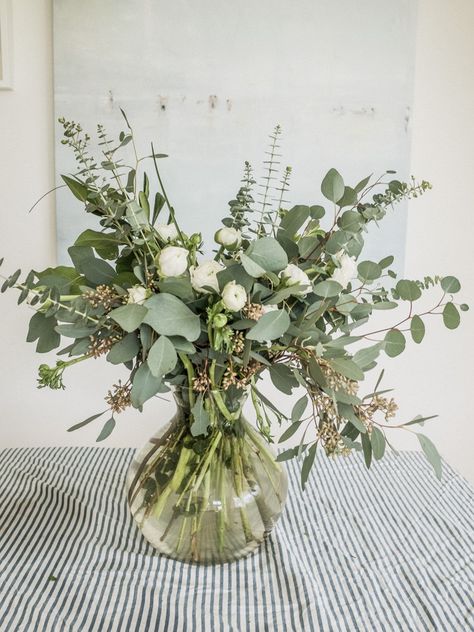 EUCALYPTUS + RANUNCULUS BOUQUET on EMILY ALDER | tips for creating a beautiful DIY ranunculus and eucalyptus bouquet | www.EMILYALDER.com Ranunculus Wedding Bouquet, Ranunculus Bouquet, Eucalyptus Bouquet, White Ranunculus, Hijau Mint, Fleurs Diy, Flowers And Greenery, Deco Floral, Ranunculus