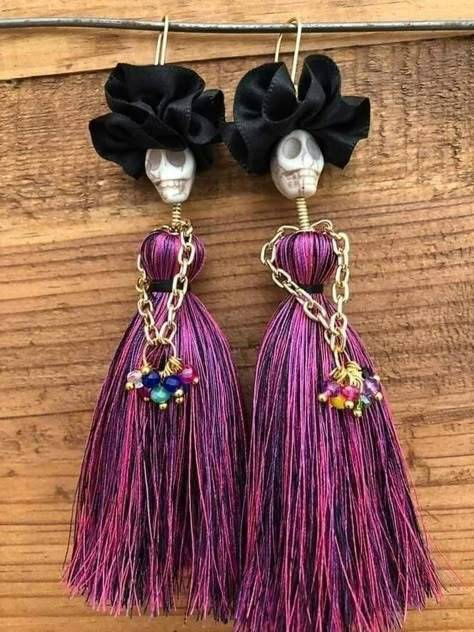 Halloween Jewelry Diy, Halloween Beaded Jewelry, Anting Manik, Skeleton Decorations, Witchy Crafts, Halloween Beads, Halloween Craft, Earring Ideas, Beaded Crafts