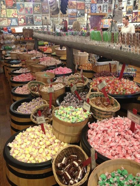 90s Snacks, Candy Store Display, Candy Stores, Fudge Shop, Cacao Fruit, Best Homemade Ice Cream, Country Stores, Toffee Chips, Pretty Candy