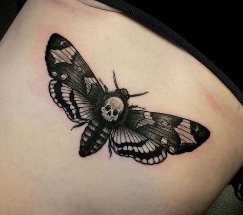 Moth Tattoo Meaning, Tato Tradisional, Moth Tattoo Design, Moth Species, Throat Tattoo, New Tattoo Designs, Moth Tattoo, Halloween Tattoo, Gothic Tattoo