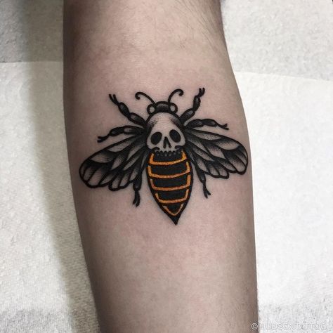 Traditional Tattoo Knee, Tattoo Bee, Small Skull Tattoo, Skull Tattoo Flowers, Traditional Tattoo Inspiration, Traditional Tattoo Sleeve, Moth Tattoo, Dagger Tattoo, Traditional Tattoo Art