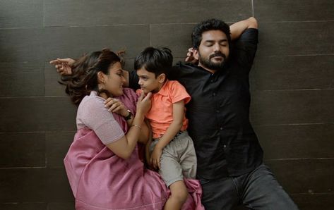 Dada Tamil Movie, Dada Movie, Aparna Das, Surya Actor, Mother Baby Photography, New Movie Images, Cute Movie Scenes, Film Posters Art, Cute Couple Dancing