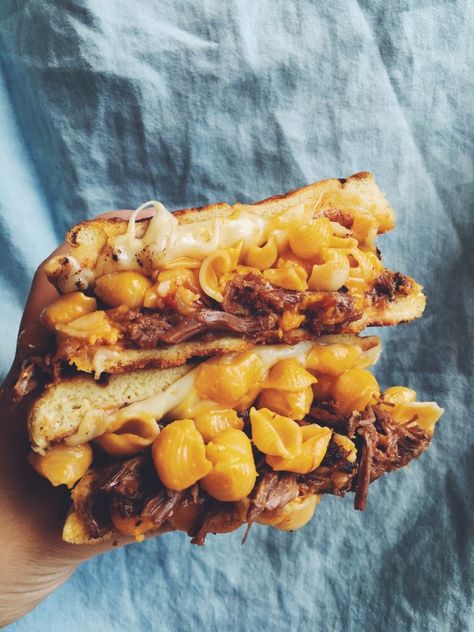 grilled mac n cheese sandwich  with braised short ribs - so meaty and cheesy and good!! Best Grilled Cheese Sandwich Recipe, Grilled Mac And Cheese, Pistachio Recipes, Grill Cheese Sandwich Recipes, Bbq Sandwich, Favorite Pasta Recipes, Best Grilled Cheese, Grilled Cheese Recipes, Ribs On Grill