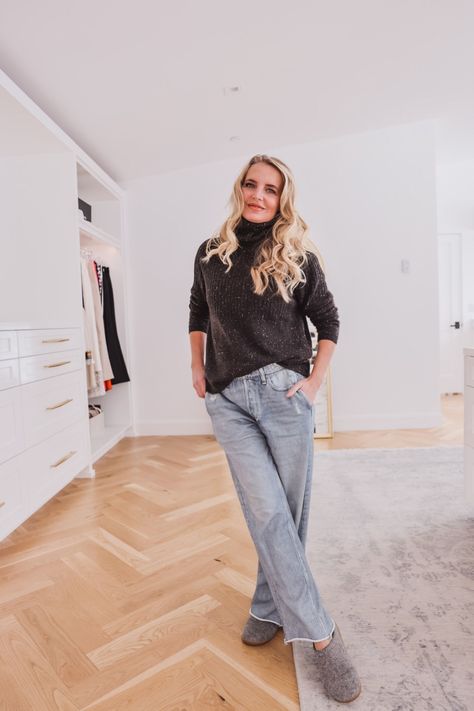 4 Simple Outfit Ideas to Stay Cozy & Stylish at Home Outfits To Wear At Home, What To Wear At Home, Erin Busbee, Simple Outfit Ideas, Busbee Style, Outfit Photos, Black Leggings Outfit, Loungewear Outfits, Outfit Formulas