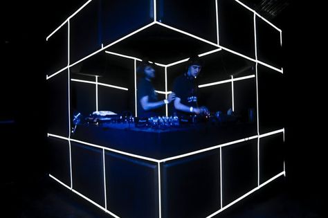 corner dj booth Dj Setup Ideas Party, Night Club Ideas, Flight Facilities, Dj Stand, Dj Table, Dj Room, Dj Club, Dj Stage, Club Lighting