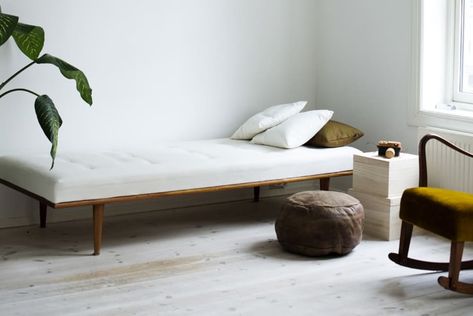 Platform Daybed, Natural Interiors, Hideaway Bed, Sofa Daybed, Diy Daybed, Murphy Bed Ikea, Murphy Bed Desk, Modern Murphy Beds, Murphy Bed Diy