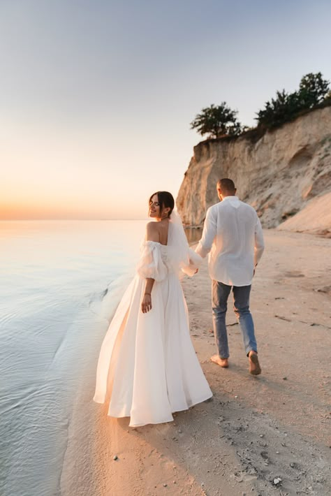 Beach Cliff Photoshoot, Beach Bridal Photos, Bali Wedding Photoshoot, Beach Wedding Photography Poses, Small Beach Wedding Ideas, Beach Wedding Couple, Beach Wedding Shoot, Wedding Pictures Beach, Pre Wedding Praia