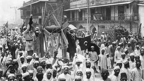 Image Credit : https://www.cntraveller.in/story/what-it-was-like-growing-up-in-pre-independent-india/ Swadeshi Movement, Parliament Of India, Divide And Rule, Movement Pictures, Independence Day India, Rare Historical Photos, India Images, India Independence, History Timeline