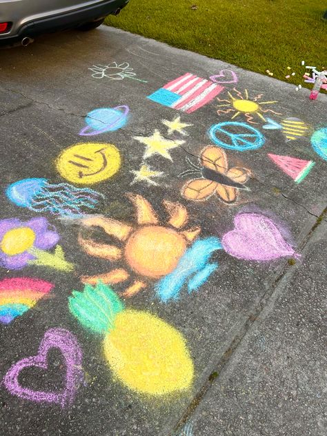 chalk art in driveway aesthetic vsco Preppy Sidewalk Chalk, Chalk Driveway Ideas, Driveway Aesthetic, Chalk Driveway, Driveway Chalk Art, Simple Chalk Art, Chalk Aesthetic, Aesthetic Chalk Art, Chalk Art Easy