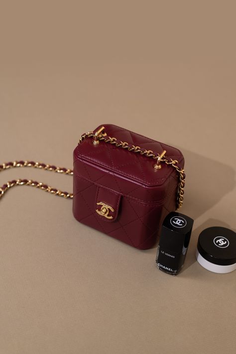 Chanel Vanity Case Burgundy with Chain Chanel Vanity Bag, Chanel Vanity Case, Chanel Vanity, Feed Insta, Vanity Case, Chanel Bags, Personal Shopper, Designer Bags, Chanel Bag