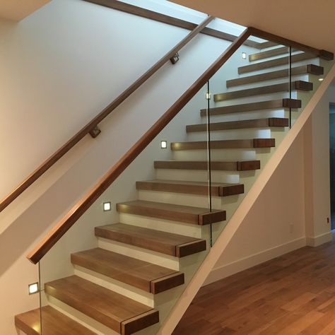 Glass Staircase Railing, Glass Railing Stairs, درج السلم, Open Trap, Glass Railings, Balkon Decor, Staircase Design Modern, Staircase Railing Design, House Staircase