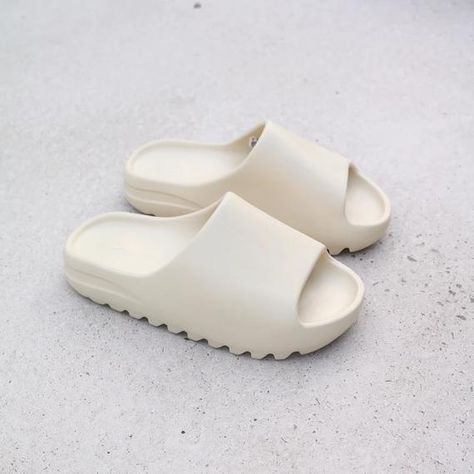 Yeezy Slides, Women Platform Sandals, Couple Shoes, Shoes Outfit Fashion, Slides Slippers, Mens Slides, Home Shoes, Beach Flip Flops, Shoes Bag