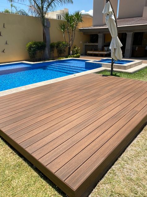 Nuestro deck sintetico UH02 color ipe, libre de mantenimiento y hasta 25 años de garantía. Ipe Decking, Wpc Decking, Casa Exterior, Patio Designs, Backyard Patio Designs, Patio Design, Backyard Patio, Decks, Arch