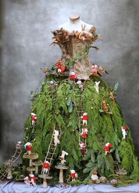 Dress Form Christmas Tree, Mannequin Christmas Tree, Decoration Vitrine, Christmas Tree Dress, Christmas Window Display, Tree Dress, Christmas Window, Christmas Display, Diy Christmas Tree