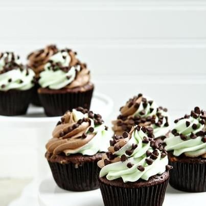 Mint Chocolate Chip Cupcakes  #mintchocolate #chocolatechip #cupcake Mint Chocolate Chip Cupcakes, Mini Patisserie, Beaux Desserts, Chocolate Chip Cupcakes, Chocolate Chip Ice Cream, Mint Chocolate Chip, Cake Mix Recipes, Mint Chocolate Chips, Yummy Cupcakes