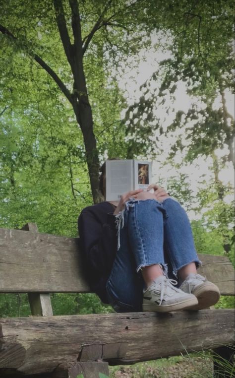 #forest #naturelovers #nature #reading #bookworm #free #calm Reading Book In Nature, Reading In Forest, Bookish Photoshoot Outdoor, Reading In The Woods, Reading Photography, Reading In Nature, Reading Outside, Girl Reading Book, Outdoor Aesthetic