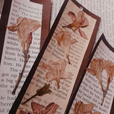 Pressed and Dried flowers brown vintage aesthetic book marks diy easy and simple. bookmarks idea Aesthetic Book Marks Diy, Brown Vintage Aesthetic, Book Marks Diy, Simple Bookmarks, Flowers Bookmarks, Burnt Paper, Mark Vintage, Bookmark Ideas, Book Marks