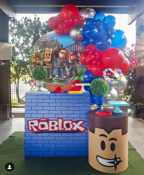 Roblox Birthday Centerpieces, Roblox Diy Party, Roblox Balloon Garland, Roblox Birthday Party Ideas Decor, Diy Roblox Party Decorations, Roblox Decoration Ideas, Roblox Birthday Party Ideas For Boys, Roblox Theme Party, Roblox Party Ideas