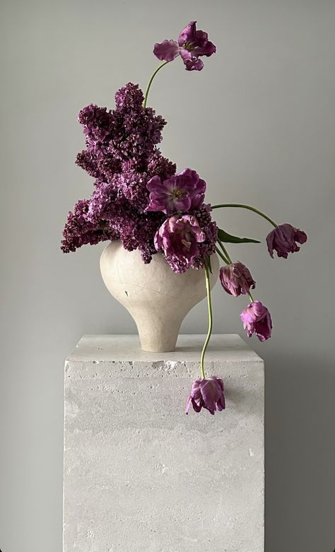 Artsy Flower Arrangements, Modern White Floral Arrangements, Sculptural Floral Arrangements, Minimal Flower Arrangements, Modern Flower Arrangements Unique Floral Design, Big Vase With Flowers, Floral Packaging, Contemporary Flower Arrangements, Modern Floral Arrangements