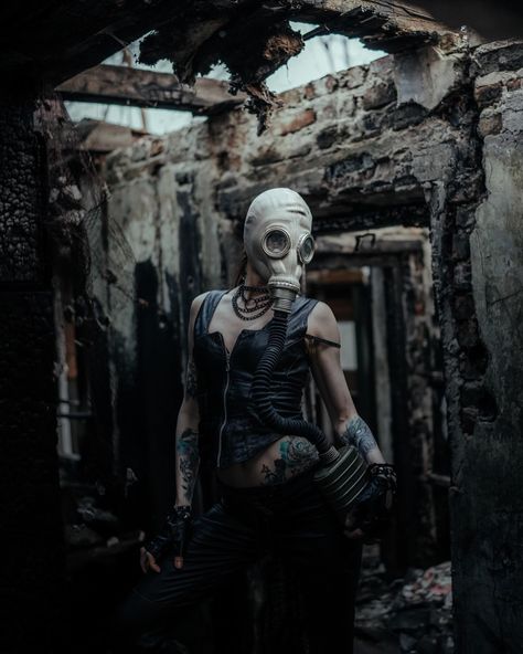 Post Apocalyptic Photoshoot, Apocalypse Photoshoot, Avant Apocalypse, Apocalypse Aesthetic, Post Apo, Alternative Model, Apocalypse Art, Post Apocalypse, Gas Mask