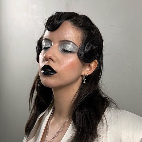 Makeup Silver Eyeshadow, Black Lipstick Looks, Black Lipstick Look, Black And Silver Eye Makeup, Black Lipstick Makeup, Silver Clothes, Makeup Runway, Makeup Silver, White Eye Makeup