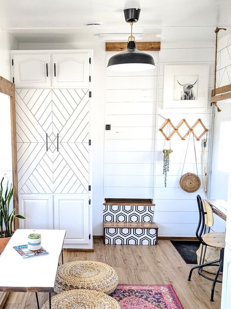 This family transformed their RV into a tiny modern farmhouse! Featuring @WhiteHouseMuddyFeet on MountainModernLife.com #rvreno #rvtour #campermakeover #rvrenovation #rvinspiration #tinyhome #modernfarmhouse #fifthwheel #camper Tiny Modern Farmhouse, Trailer Makeover, Camper Vintage, Camper Trailer Remodel, Camper Reno, Diy Camper Remodel, Rv Renovation, Rv Makeover, Living Vintage