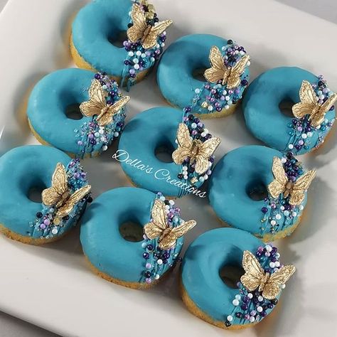 @dellascreations1 • Instagram photos and videos Donat Glaze, Donut Decorating Ideas, Fancy Donuts, Donuts Gourmet, Fancy Sprinkles, Doughnut Shop, Mini Doughnuts, Donut Decorations, Chocolate Covered Treats