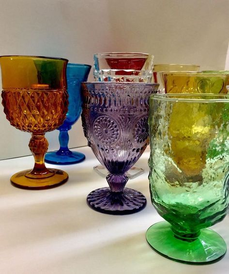 Colored Wine Glasses Vintage, Retro Wine Glasses, Vintage Bar Glasses, Antique Wine Glasses, Colorful Goblets, Color Wine Glasses, Yellow Glassware, Colorful Wine Glasses, Rainbow Glassware