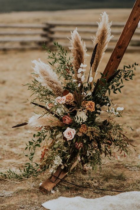 We like this idea, if it was at the top of the arch (not bottom): Boho Arbor Flowers, Boho Arbor Wedding, Minimalist Dekor, Smith Wedding, Rent House, Western Style Wedding, Western Themed Wedding, Court Wedding, Boho Wedding Flowers