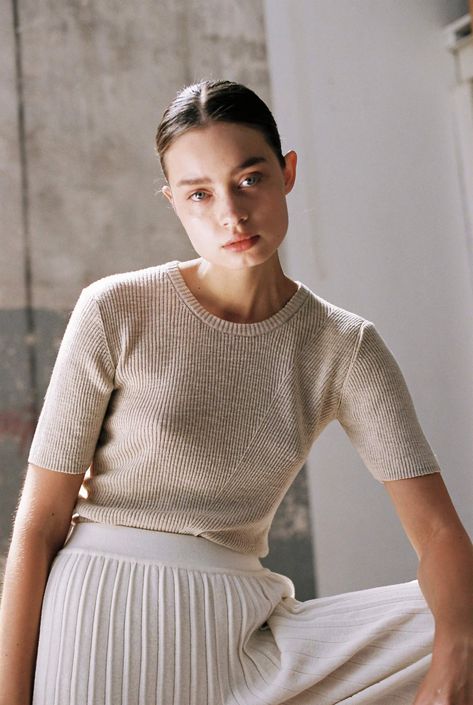 Frett Knitwear Sweater Inspiration, Diagonal Design, Knit Short Sleeve Top, Classy Clothing, Natural Fiber Clothing, Elegant Tops, Business Casual Top, Knit Short, Pleated Pants