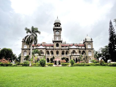 Rankala Lake Kolhapur, Maharashtra Travel, Green Gardens, New Palace, Travel Tourism, Tourist Places, Green Garden, Lush Green, Black Stone